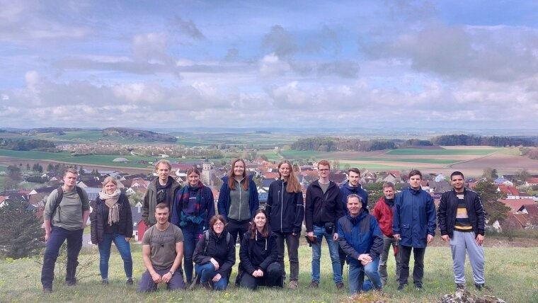 Gruppenbild bei der Geländeübung im Nördlinger Ries